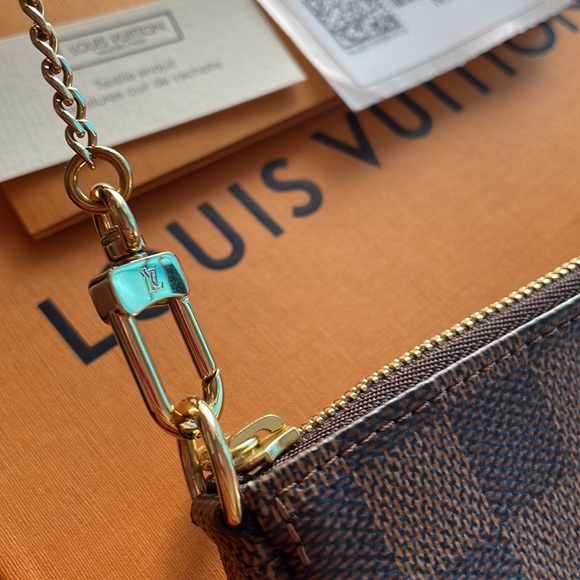 💲8️⃣2️⃣5️⃣❤️MINI POCHETTE ACCESSOIRES                in Damier Ebene❤️ - Picture 11 of 16